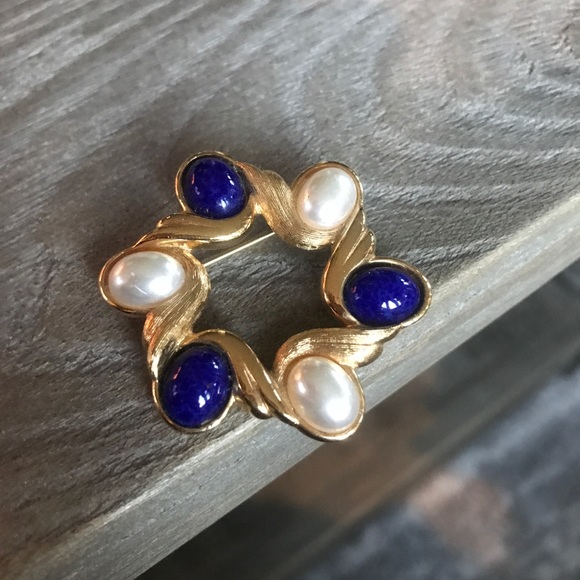 Vintage Brooch in White and Blue - Picture 1 of 3